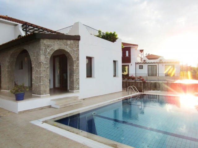 Havuzlu ve Yüksek Deniz Manzaralı Güzel Özel Villa