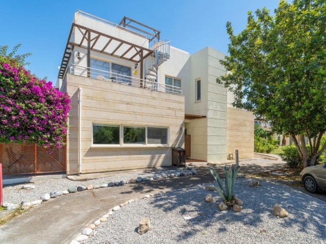 Charmantes Gartenapartment mit 3 Schlafzimmern und Pool- und Gartenblick