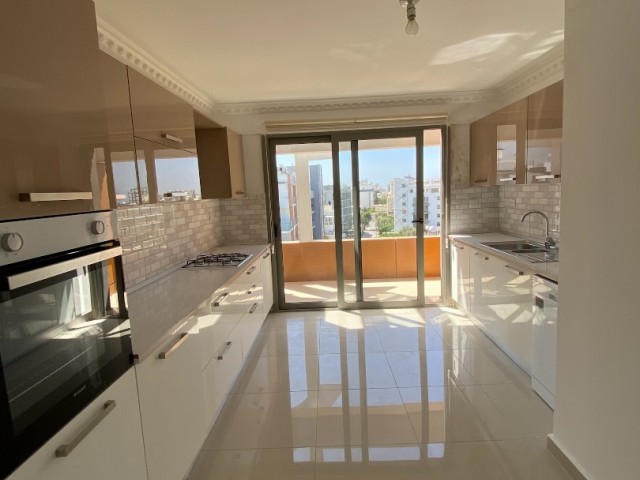 2+1 LUXURIOUS PENTHOUSE FOR RENT IN KYRENIA CITY CENTER 