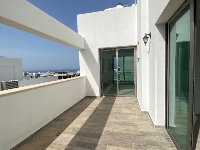 PENTHOUSE MIT BLICK AUF DIE BERGE UND DAS MEER IM GRÜNEN ** 