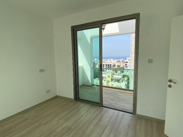 PENTHOUSE MIT BLICK AUF DIE BERGE UND DAS MEER IM GRÜNEN ** 