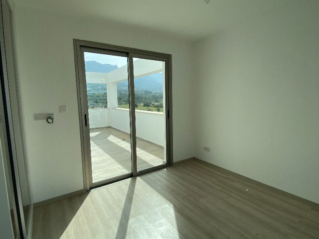 PENTHOUSE MIT BLICK AUF DIE BERGE UND DAS MEER IM GRÜNEN ** 