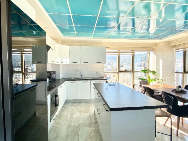 ULTRA LU LLOGARA PENTHOUSE MIT PRIVATEM POOL IM NEUEN HAFEN ** 