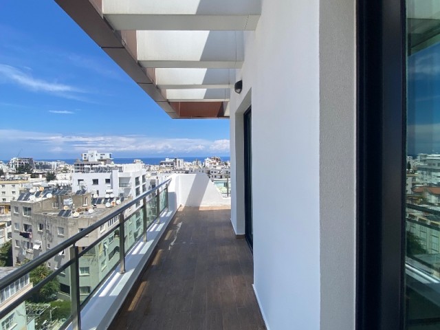 Umgeben von einer großen Terrasse mit Blick auf die Berge und das Meer, nur wenige Gehminuten von der Hauptstraße entfernt