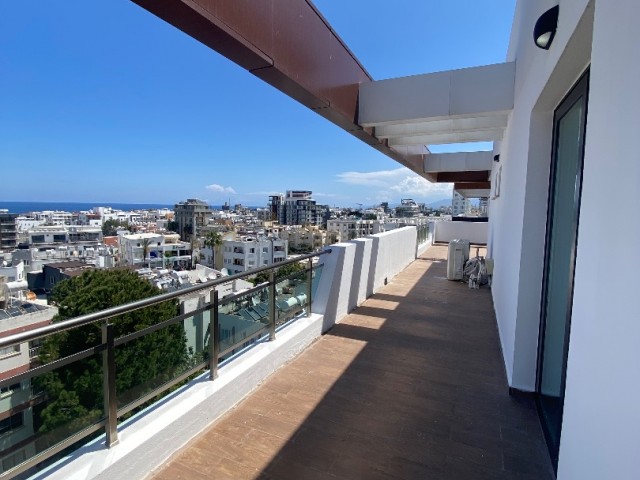 Umgeben von einer großen Terrasse mit Blick auf die Berge und das Meer, nur wenige Gehminuten von der Hauptstraße entfernt