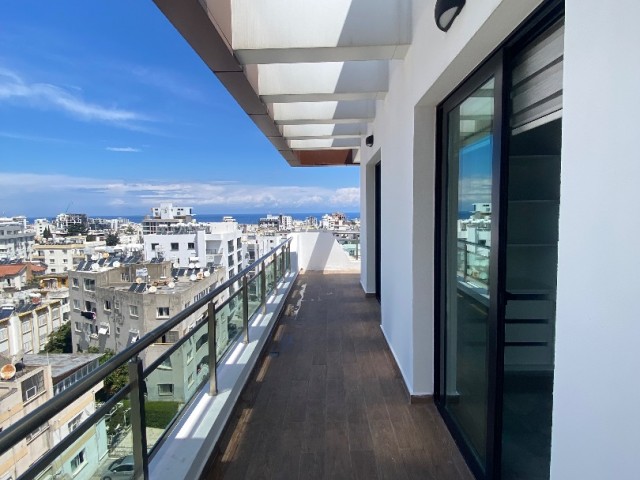 Umgeben von einer großen Terrasse mit Blick auf die Berge und das Meer, nur wenige Gehminuten von der Hauptstraße entfernt