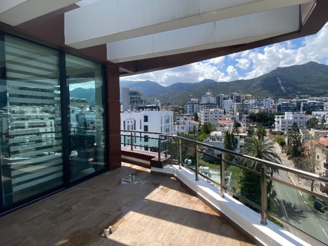 Umgeben von einer großen Terrasse mit Blick auf die Berge und das Meer, nur wenige Gehminuten von der Hauptstraße entfernt