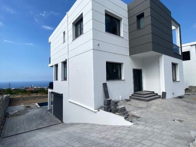 TRIPLEX 4+1 WITH SEA AND MOUNTAIN VIEW, close to main road