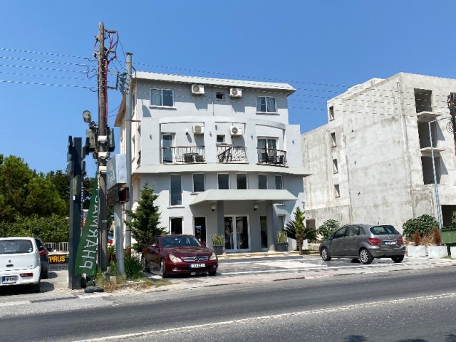 ARBEITSPLATZ MIT BODRUM, BODEN UND SIE AN DER HAUPTSTRAßE