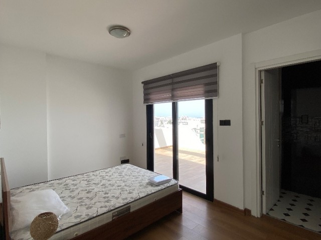 GİRNE MERKEZDE DAĞ VE DENİZ MANZARALI GENİŞ TERASLI PENTHOUSE