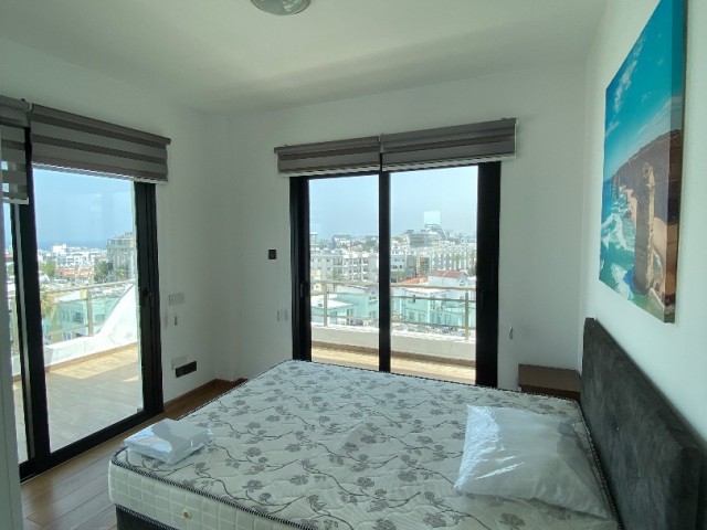 GİRNE MERKEZDE DAĞ VE DENİZ MANZARALI GENİŞ TERASLI PENTHOUSE