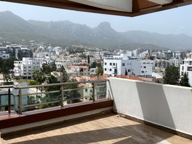 GİRNE MERKEZDE DAĞ VE DENİZ MANZARALI GENİŞ TERASLI PENTHOUSE