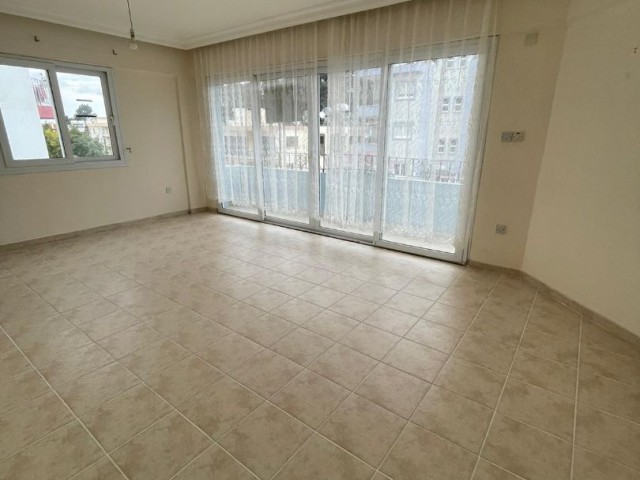 GİRNE DENİZ PLAZA ARKASINDA SATILIK EŞYASIZ 3+1 DAİRE