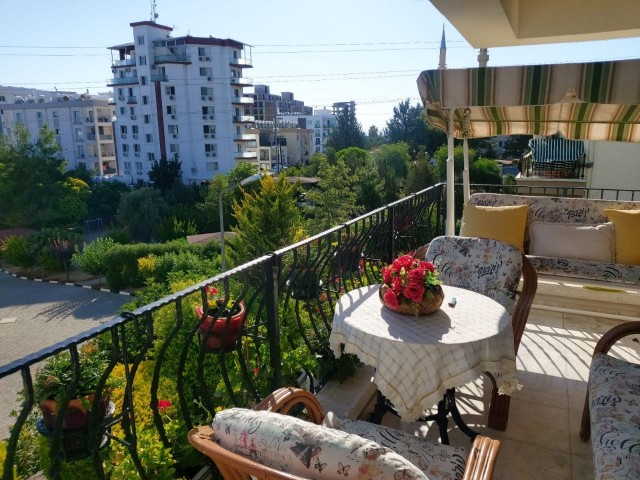 GİRNE MERKEZDE SATILIK YARI EŞYALI 3+1 DAİRE 