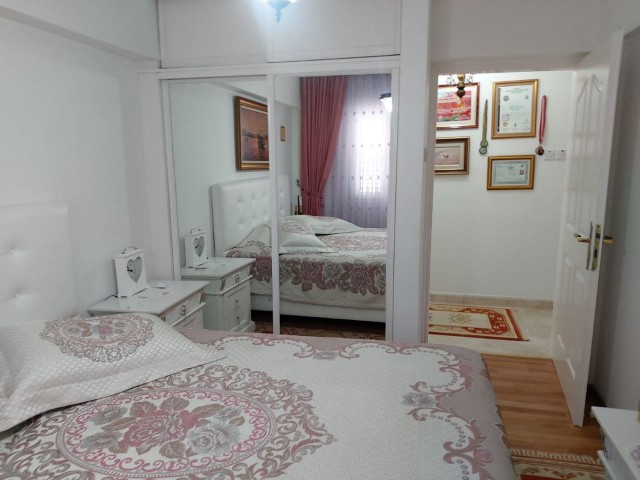 GİRNE MERKEZDE SATILIK YARI EŞYALI 3+1 DAİRE 