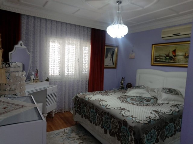 IM ZENTRUM VON KYRENIA ZU VERKAUFEN LU LLOGARA 3 + 1 WOHNUNG ** 