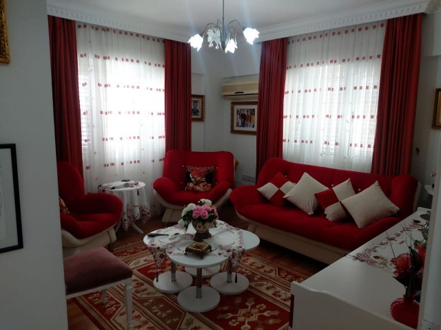 GİRNE MERKEZDE SATILIK YARI EŞYALI 3+1 DAİRE 