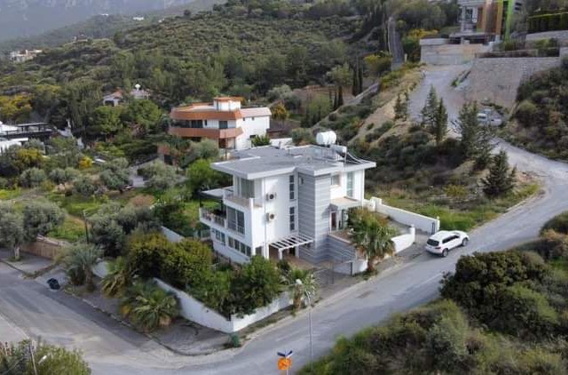 4+1 VILLA FOR SALE IN KYRENIA/EDREMIT