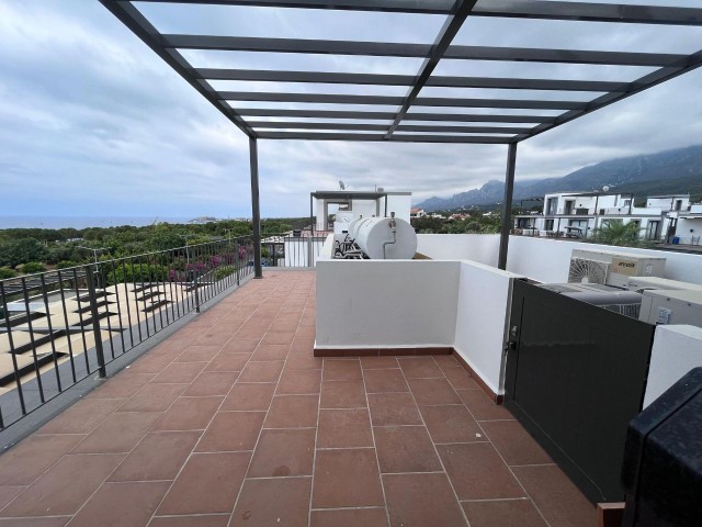 3+1 PENTHOUSE ZUM VERKAUF IN EINER RUHIGEN, RUHIGEN, FRIEDLICHEN ANLAGE IN KYRENIA/ALSANCAK