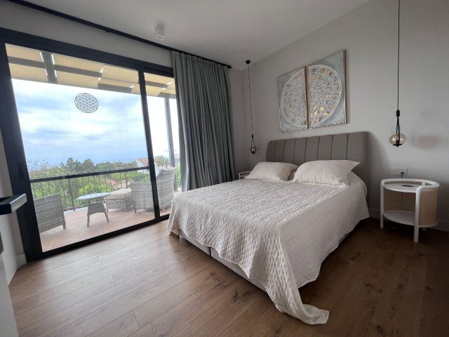 3+1 PENTHOUSE ZUM VERKAUF IN EINER RUHIGEN, RUHIGEN, FRIEDLICHEN ANLAGE IN KYRENIA/ALSANCAK