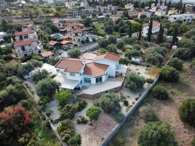 ATEMBERAUBENDE VILLA MIT GROSSEM GARTEN ZUM VERKAUF IN GIRNE/ZEYTİNLİK