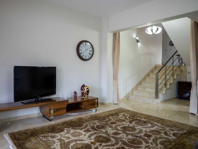 ATEMBERAUBENDE VILLA MIT GROSSEM GARTEN ZUM VERKAUF IN GIRNE/ZEYTİNLİK