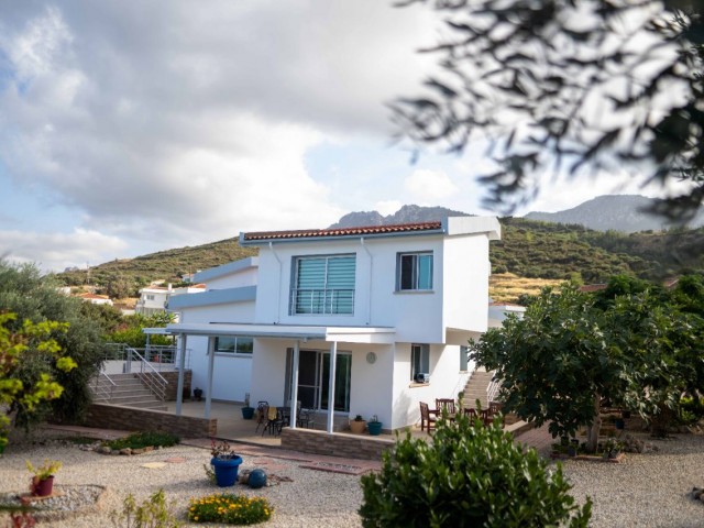 ATEMBERAUBENDE VILLA MIT GROSSEM GARTEN ZUM VERKAUF IN GIRNE/ZEYTİNLİK