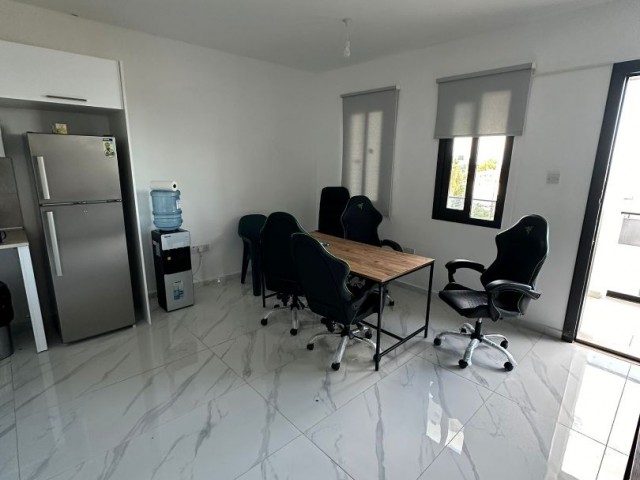 2+1 WOHNUNG MIT BÜROGENEHMIGUNG ZU VERMIETEN AN DER HAUPTSTRASSE IN GİRNE/KARAOĞLANOĞLU