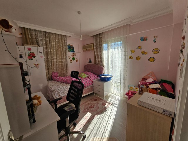 GİRNE/ALSANCAK'TA ORTAK HAVUZLU SİTE İÇERİSİNDE SATILIK 3+1 PENTHOUSE