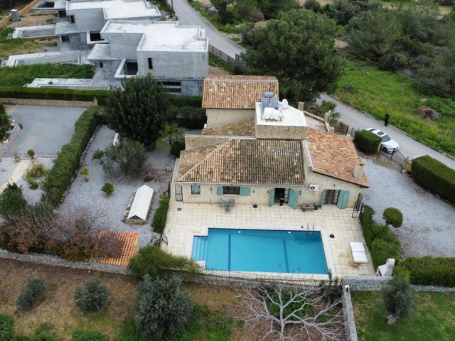 3+1 MÖBLIERTES STEINHAUS MIT PRIVATEM POOL ZU VERMIETEN IN GIRNE/ALSANCAK