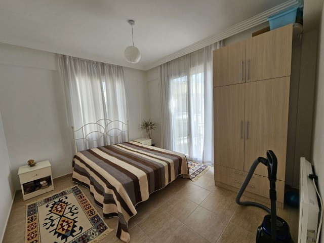 3+1 KOMPLETT MÖBLIERTES PENTHOUSE ZUM VERKAUF AUF EINEM GRUNDSTÜCK MIT GEMEINSCHAFTSPOOL IN GIRNE/ALSANCAK