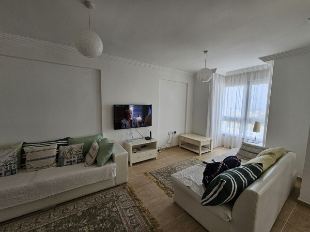 3+1 KOMPLETT MÖBLIERTES PENTHOUSE ZUM VERKAUF AUF EINEM GRUNDSTÜCK MIT GEMEINSCHAFTSPOOL IN GIRNE/ALSANCAK