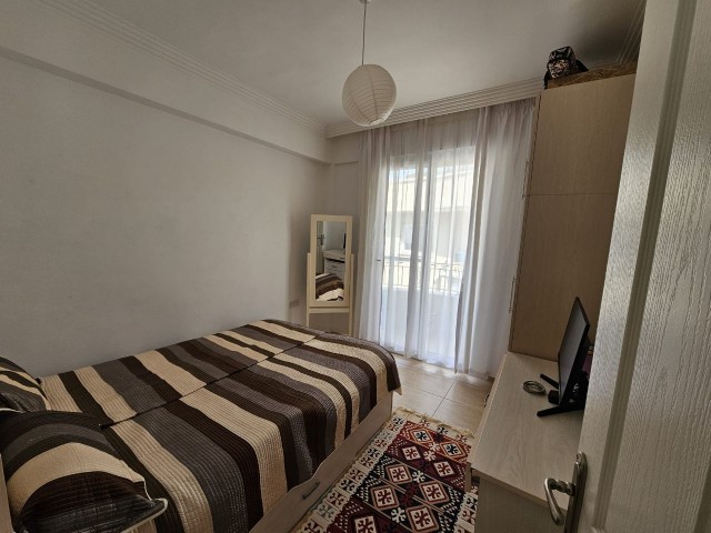 3+1 KOMPLETT MÖBLIERTES PENTHOUSE ZUM VERKAUF AUF EINEM GRUNDSTÜCK MIT GEMEINSCHAFTSPOOL IN GIRNE/ALSANCAK