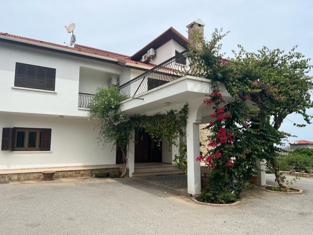 6+1 MÖBLIERTE VILLA ZU VERMIETEN IM PREMIER-BEREICH KYRENIA EZIÇ