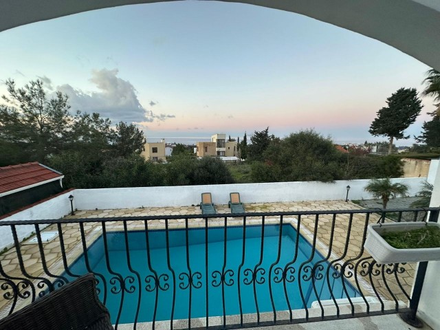 3+1 VILLA ZU VERMIETEN MIT VOLLSTÄNDIGEM MEERBLICK UND POOL IN KYRENIA/EDREMIT