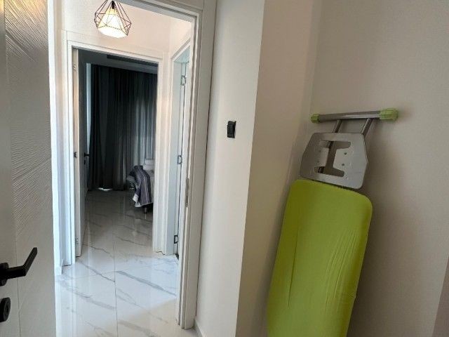 NEUE NEU MÖBLIERTE 1+1-WOHNUNG ZU VERMIETEN IN GIRNE/ALSANCAK