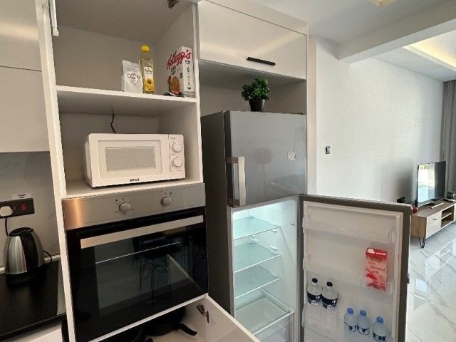 NEUE NEU MÖBLIERTE 1+1-WOHNUNG ZU VERMIETEN IN GIRNE/ALSANCAK