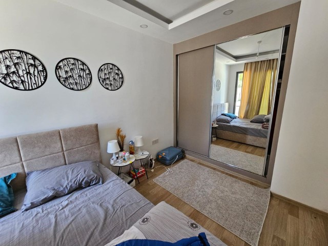 2+1 KOMPLETT MÖBLIERTE WOHNUNG ZUM VERKAUF IN GIRNE/ALSANCAK INNERHALB DES GELÄNDES