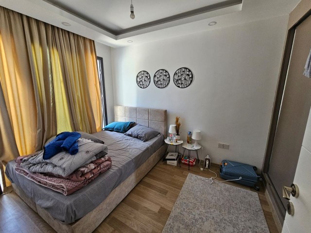 2+1 KOMPLETT MÖBLIERTE WOHNUNG ZUM VERKAUF IN GIRNE/ALSANCAK INNERHALB DES GELÄNDES