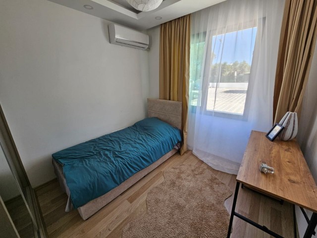 2+1 KOMPLETT MÖBLIERTE WOHNUNG ZUM VERKAUF IN GIRNE/ALSANCAK INNERHALB DES GELÄNDES