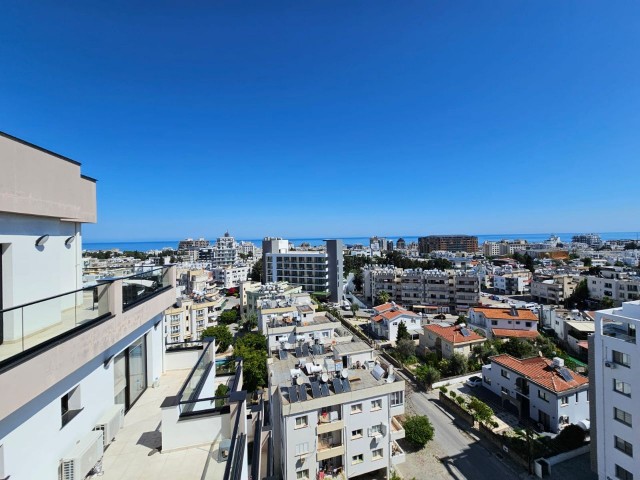 3+1 MÖBLIERTES PENTHOUSE MIT ATEMBERAUBENDEM BERG- UND MEERBLICK ZU VERKAUFEN IM KYRENIA CENTER