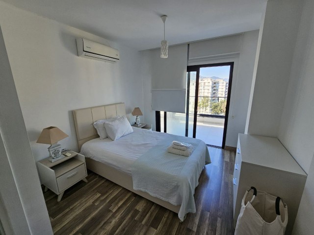 GİRNE MERKEZDE SATILIK MUHTEŞEM DAĞ VE DENİZ MANZARALI 3+1 EŞYALI PENTHOUSE