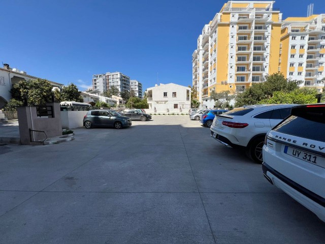 2+1 MÖBLIERTES PENTHOUSE MIT ATEMBERAUBENDEM BERGBLICK UND MEERBLICK IM ZENTRUM VON KYRENIA ZU VERKAUFEN