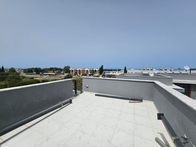 GİRNE/ALSANCAK'TA ORTAK HAVUZLU SİTE İÇERİSİNDE SATILIK 1+1 EŞYALI PENTHOUSE