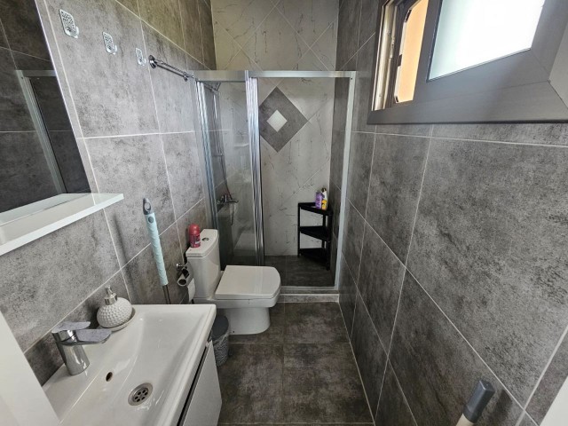 1+1 MÖBLIERTES PENTHOUSE ZUM VERKAUF AUF EINEM GRUNDSTÜCK MIT GEMEINSCHAFTSPOOL IN GIRNE/ALSANCAK