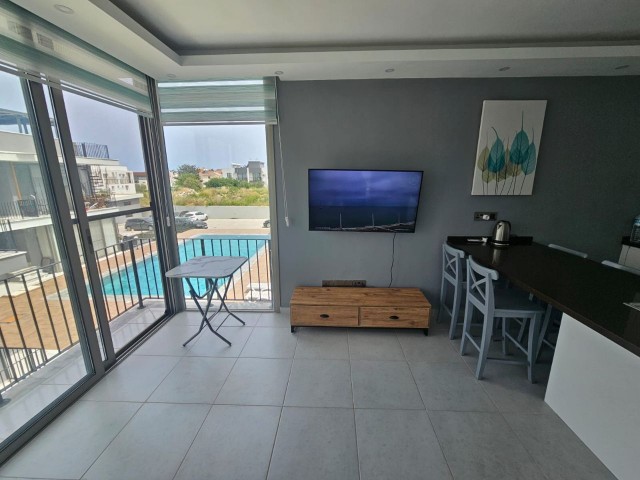 GİRNE/ALSANCAK'TA ORTAK HAVUZLU SİTE İÇERİSİNDE SATILIK 1+1 EŞYALI PENTHOUSE