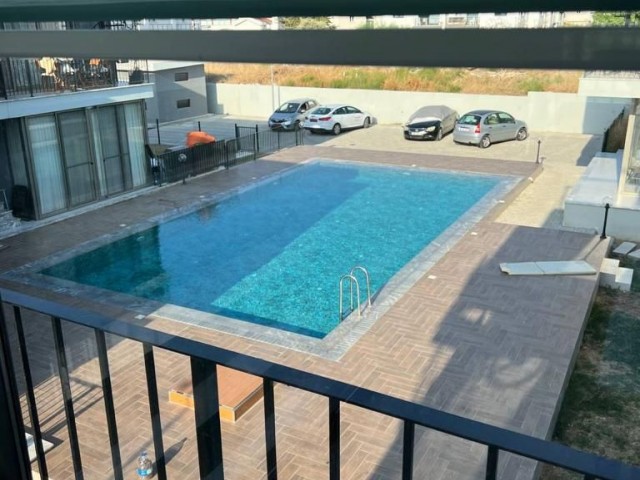 1+1 MÖBLIERTES PENTHOUSE ZUM VERKAUF AUF EINEM GRUNDSTÜCK MIT GEMEINSCHAFTSPOOL IN GIRNE/ALSANCAK