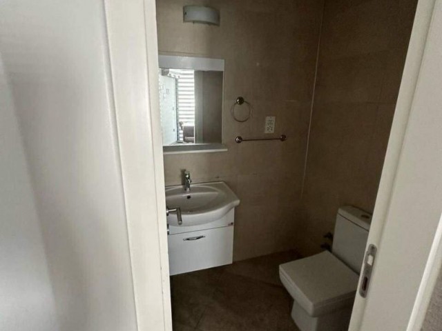 2+1 PENTHOUSE ZU VERMIETEN IM ZENTRALEN ANADOL-HOTELGEBIET VON KYRENIA