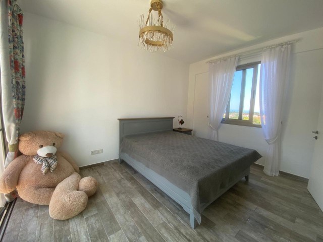 GİRNE/ALSANCAK ESCAPE PLAJI BÖLGESİNDE KİRALIK 4+1 BAHÇELİ VİLLA