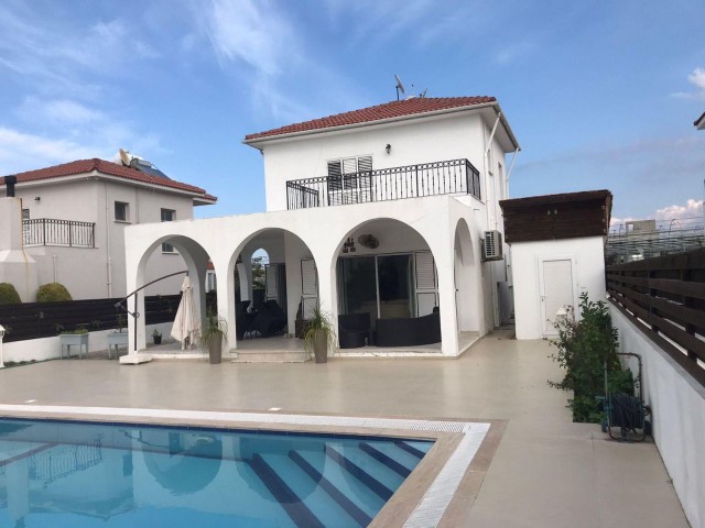 3+1 VILLA MIT POOL ZUM VERKAUF IN GİRNE/ALSANCAK MARE MONTE STRANDBEREICH